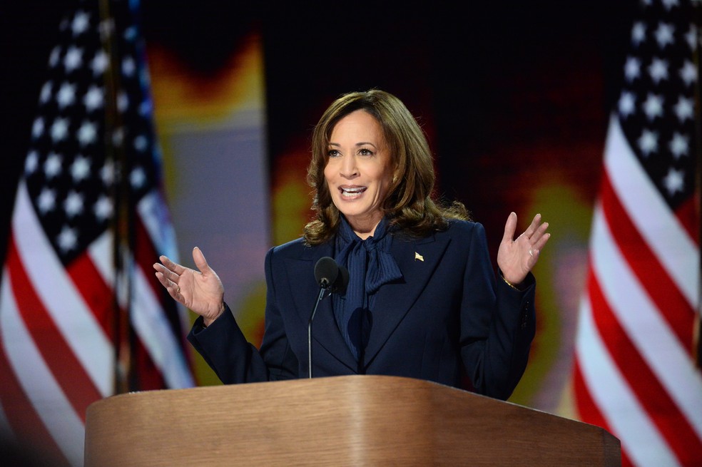 Kamala Harris veste terno por Chemena Kamali na Convenção do Partido Democrata — Foto: Getty Images