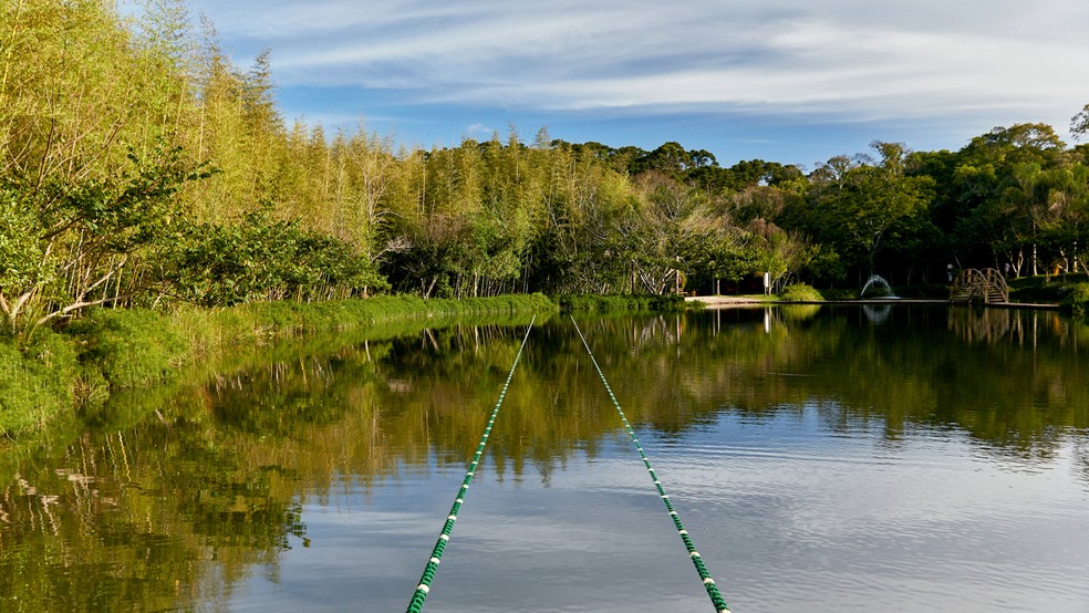 O lago da propriedade é um bom lugar para praticar stand up, caiaque e natação — Foto: Divulgação