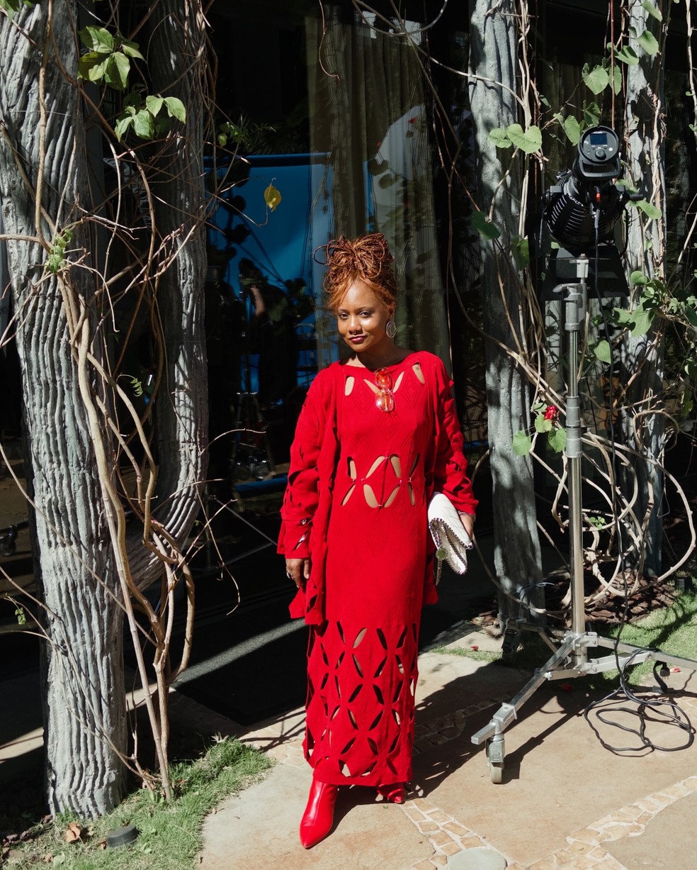 Vestido vermelho com recortes geométricos — Foto: Reprodução/Instagram @madamebrasil