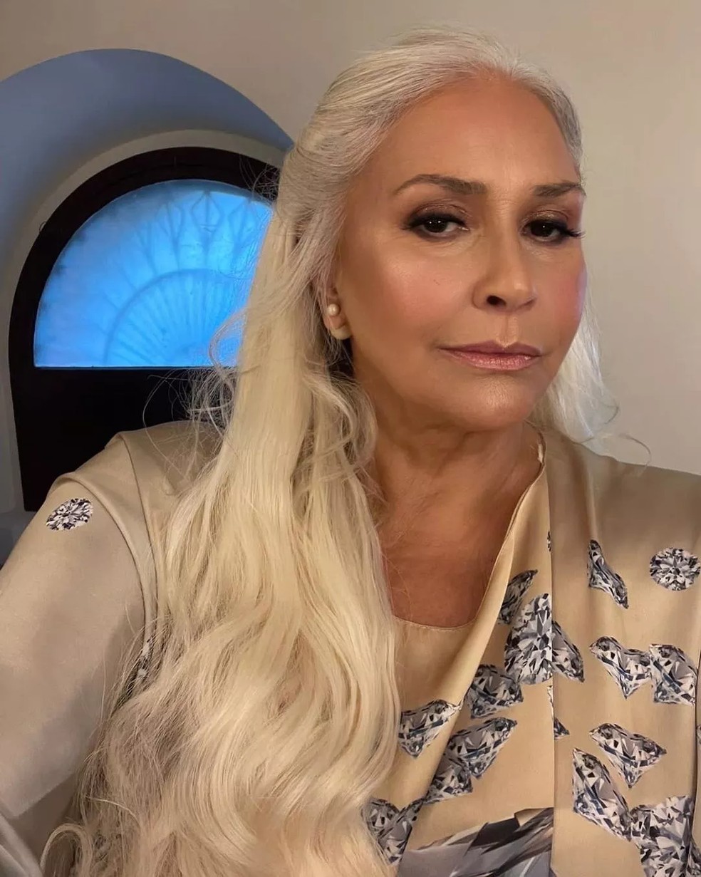 Fafá de Belém percebeu que aceitação dos fios grisalhos para ela foi algo além da estética — Foto: Reprodução / Instagram @fafadebelem