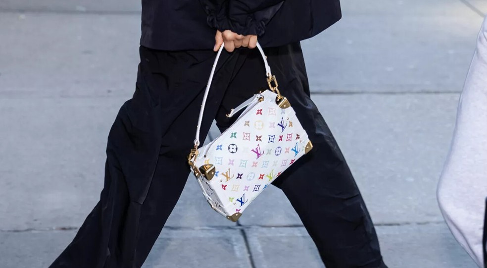 Lembra da bolsa Louis Vuitton em parceria com Murakami? Ela volta