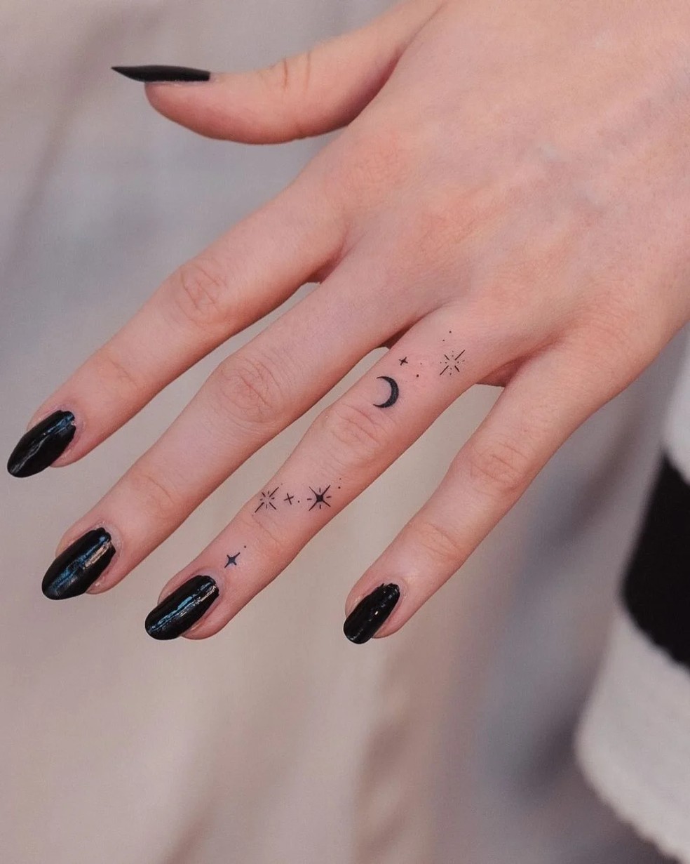 Tatuagem feminina no dedo: inspirações delicadas e impactantes para ...