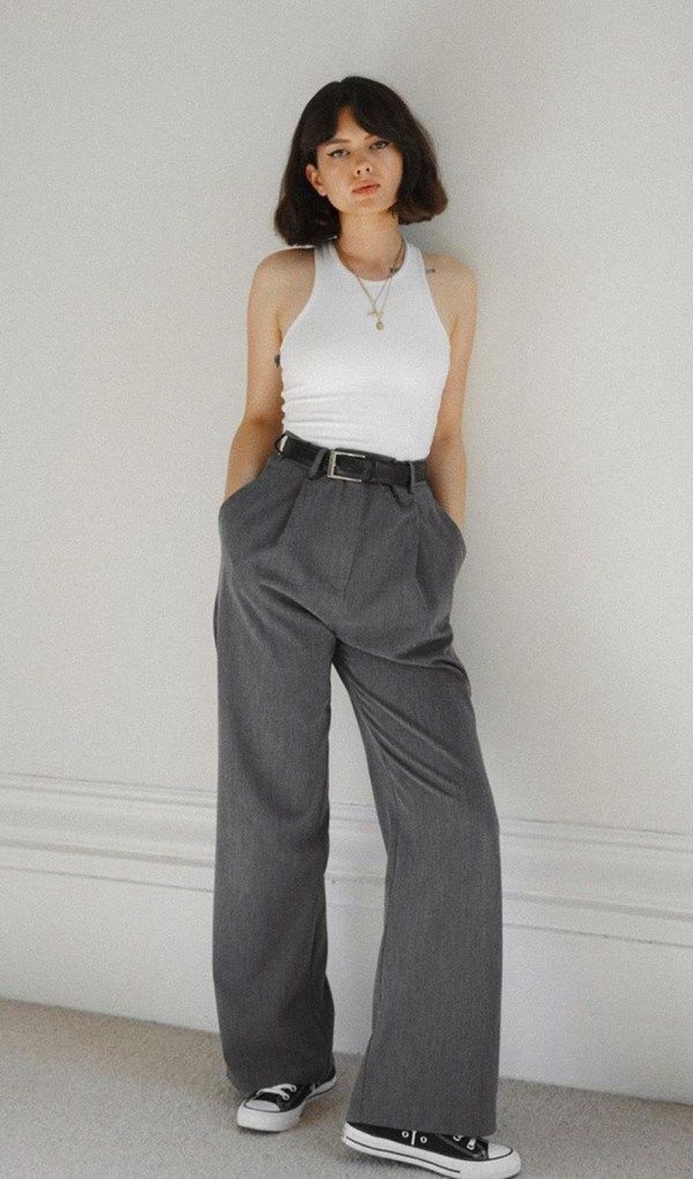 Peças como regatas e camisetas são super bem-vindas quando o assunto é calça de alfaiataria. — Foto: Reprodução/Pinterest @coteika13