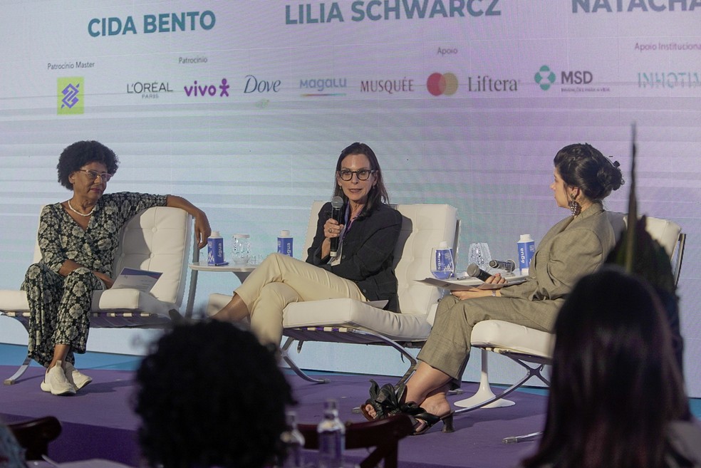 Cida Bento, Lilia Schwarcz e Natacha Cortêz em conversa sobre branquitude na 10ª edição do Power Trip Summit — Foto: Bruna Brandão