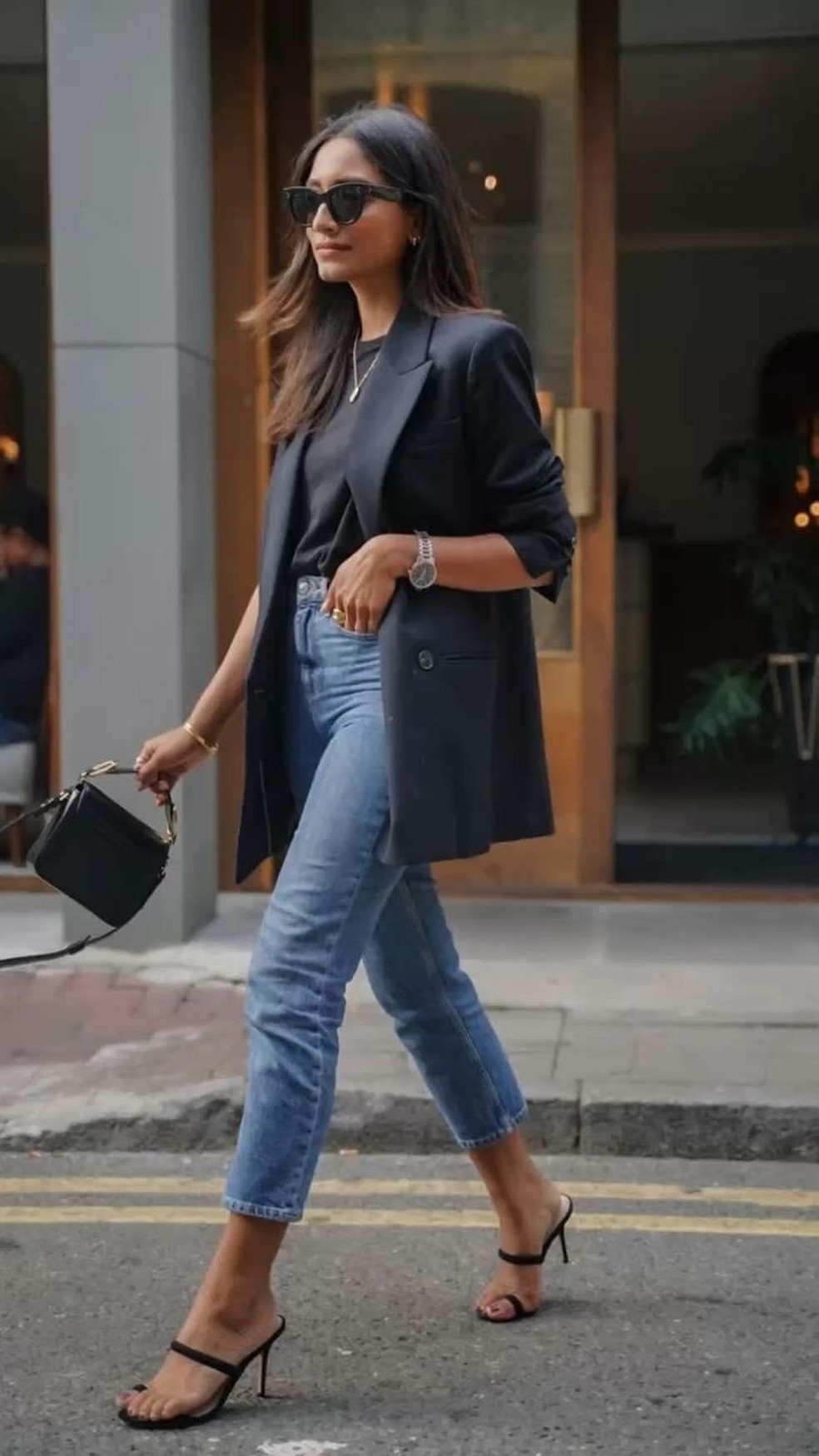 Look com calça mom e salto dá ao visual um ar de business woman perfeito para a mulher moderna. — Foto: Reprodução/Pinterest @zugyclaudio