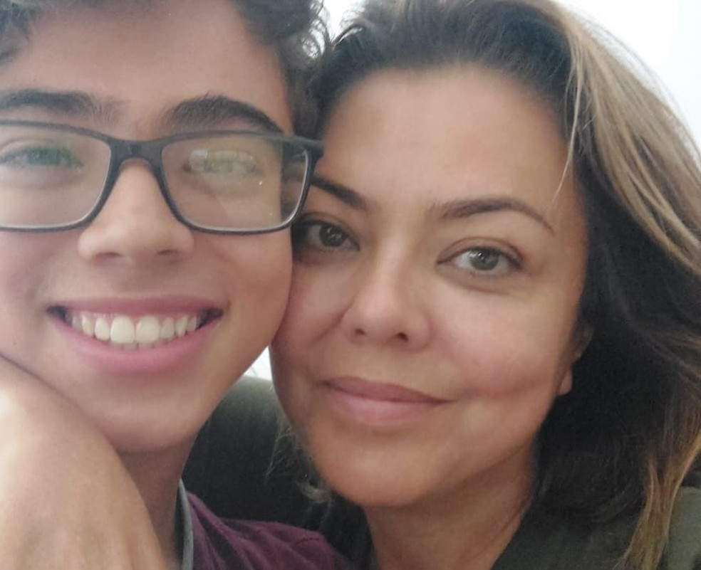Leila, craque do vôlei, posa com o marido Emanuel, filho e enteado: 'Presentes na minha vida' — Foto: Reprodução/Instagram
