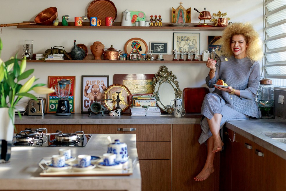 na cozinha, vanessa toma café e come bolo na bancada — Foto: Carol Gherardi