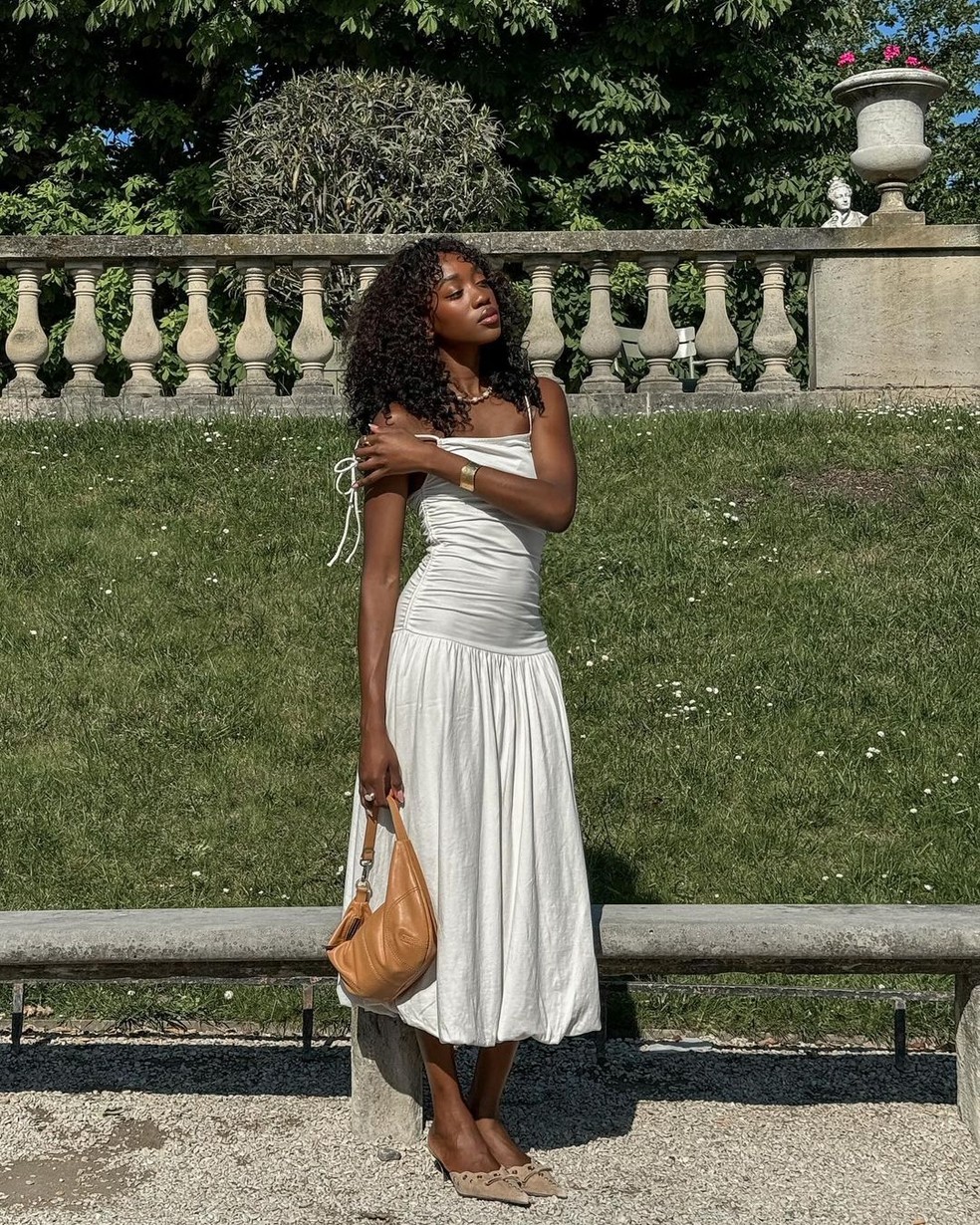 Vestido cintura baixa com saia balonê — Foto: Reprodução/Instagram @emmanuellek_