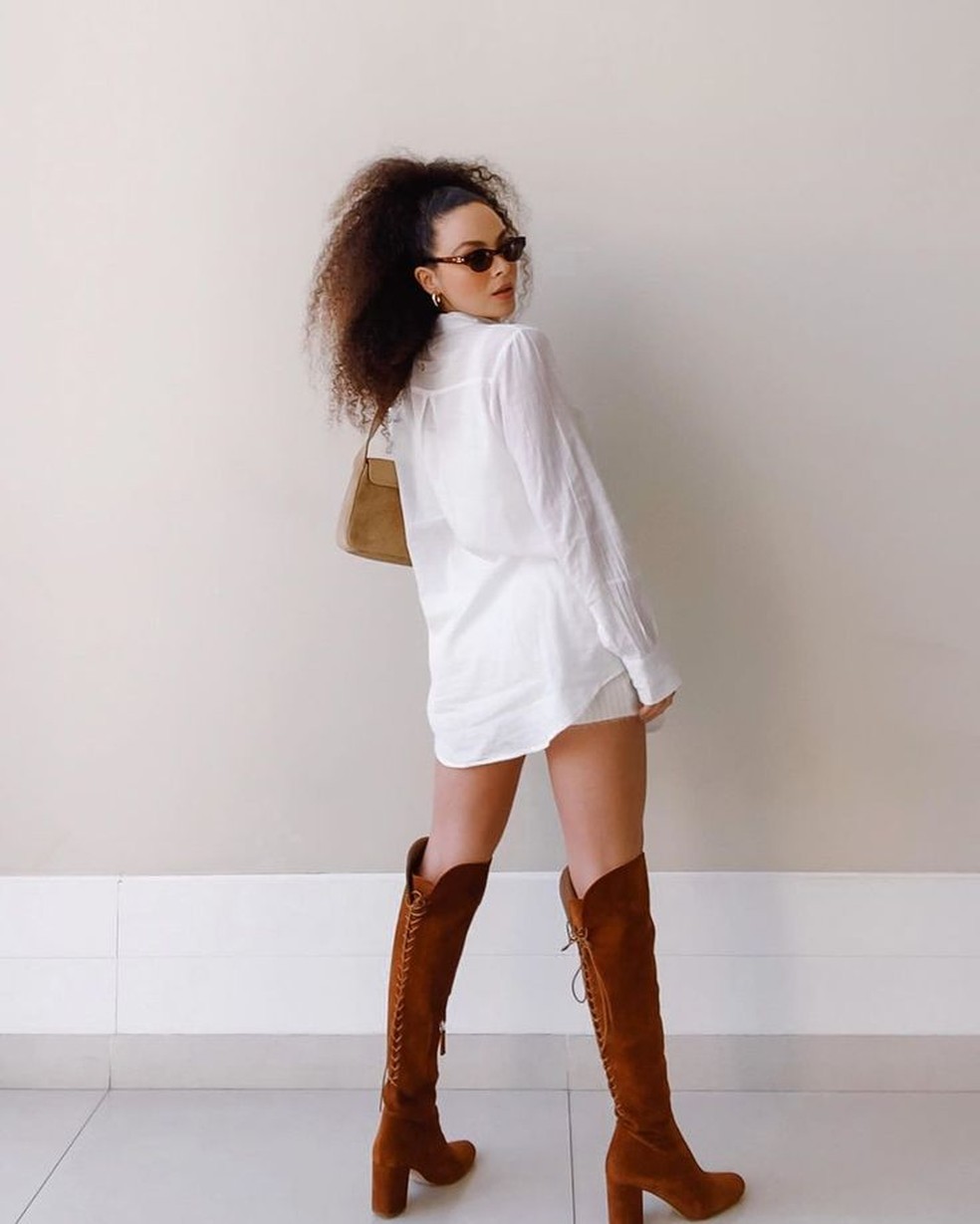 Do básico ao ousado, look com bota over marrom fica ainda mais marcante com camisa social branca. — Foto: Reprodução/Instagram @juliarodrigues