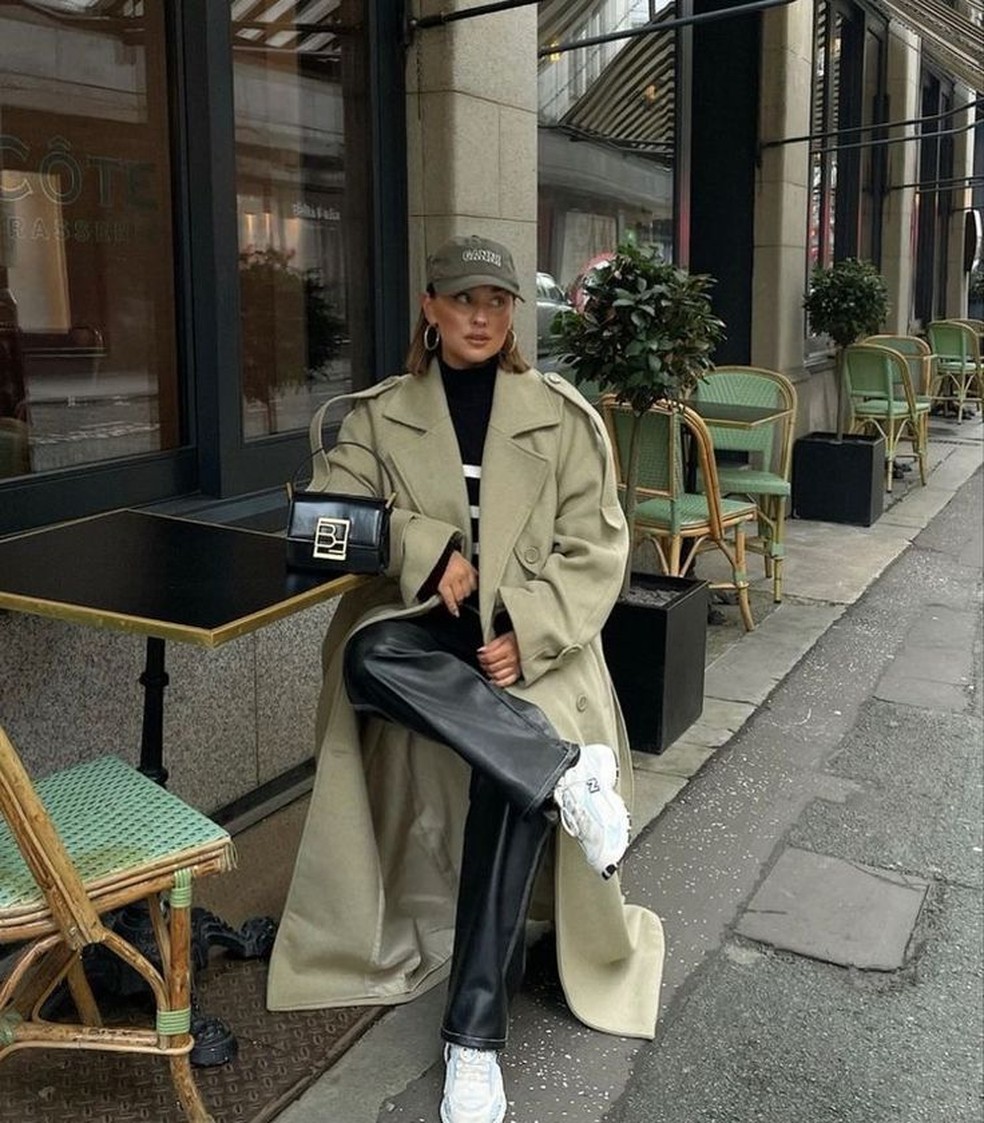 Quer um look com calça de couro confortável e moderno? aposte na combinação couro + tênis. — Foto: Reprodução/Pinterest @itsmeaysi
