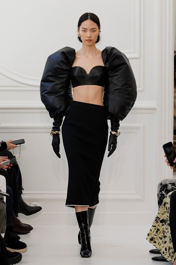 Sarah Burton resgata a essência da Givenchy em sua estreia na marca