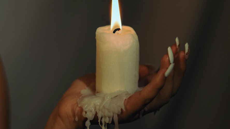 Conheça o wax play e saiba como fazer com segurança e muito prazer