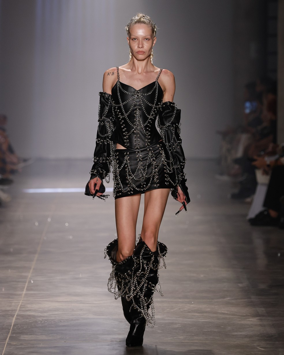 Botas maximalistas da Artemisi no SPFW N58 — Foto: Ze Takahashi / @agfotosite