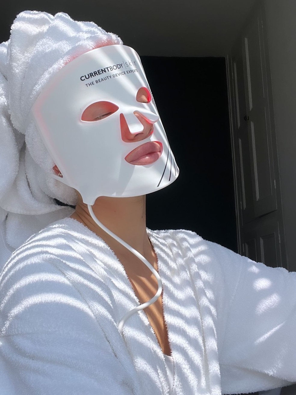 Máscaras faciais de LED — Foto: Reprodução Instagram @currentbody