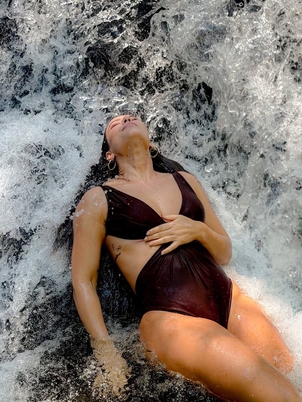 Paolla Oliveira posou de maiô na cachoeira — Foto: Reprodução/Instagram