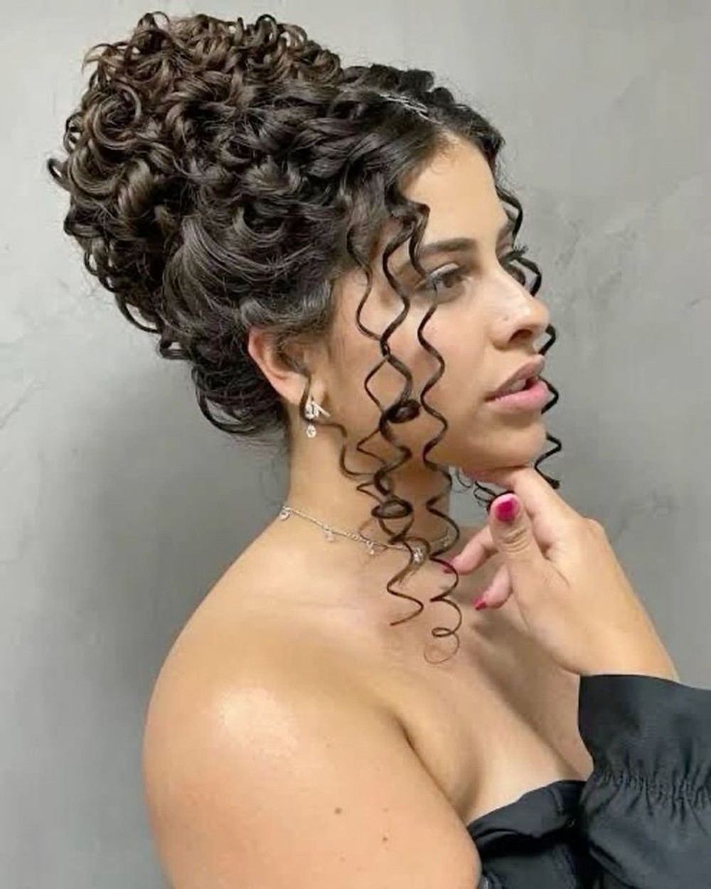 Penteado de 15 anos para cabelo cacheado: inspirações incríveis para ...