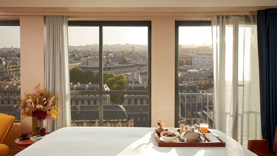 À margem do Sena, hotel com vista para a Torre Eiffel é aposta para amantes da arte, moda e design