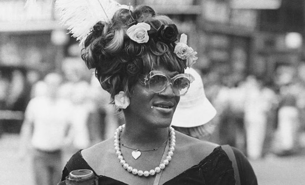 Marsha P. Johnson é um importante símbolo da Relebião de Stonewall e do ativismo LGBTQIAPN+ no mundo — Foto: Reprodução/Twitter