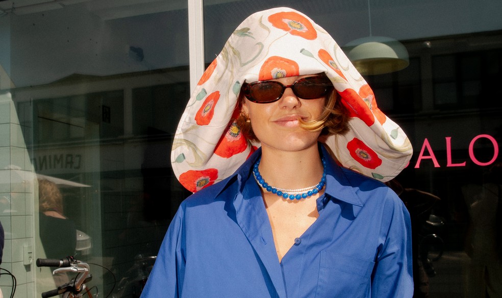 Acessórios como chapéus e óculos de sol, bijuterias coloridas e camisas de botão são itens essenciais para o verão, segundo nossa editora de moda — Foto: @adilsonss__
