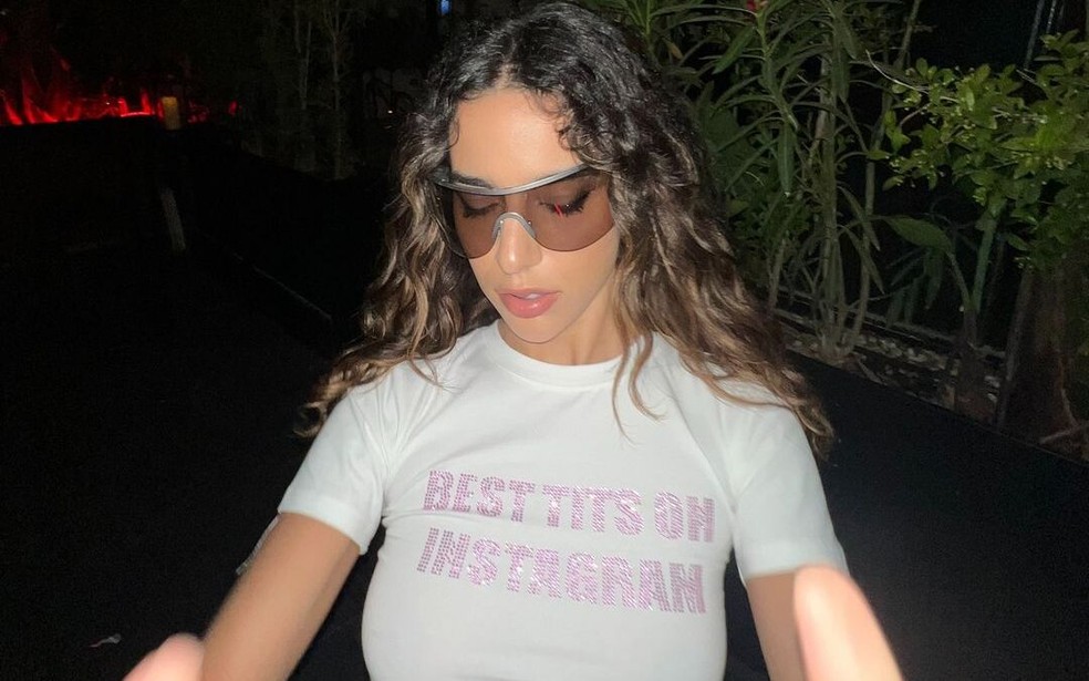 Marina Sena revisita elementos dos anos 2000, como os óculos statements e baby tees em seus looks — Foto: Reprodução/Instagram @amarinasena