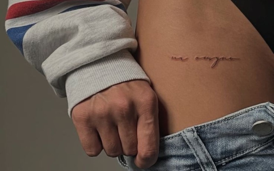 Tatuagens Na Regiao Pelvica Ex BBB Gabriel Santana Faz Tatuagem Em