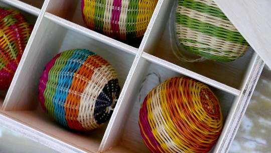 Com cipó ambé: venda de bolas de Natal beneficia mulheres artesãs da Amazônia