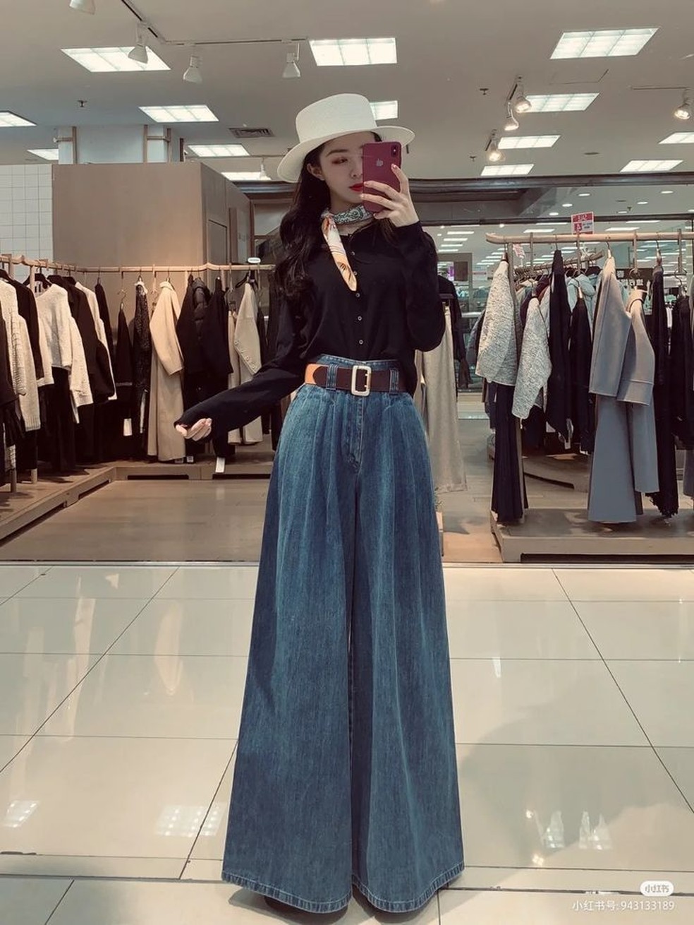 Look com calça pantalona jeans pode ser usada em diferentes ocasiões. — Foto: Reprodução/pinterest @aimen0329