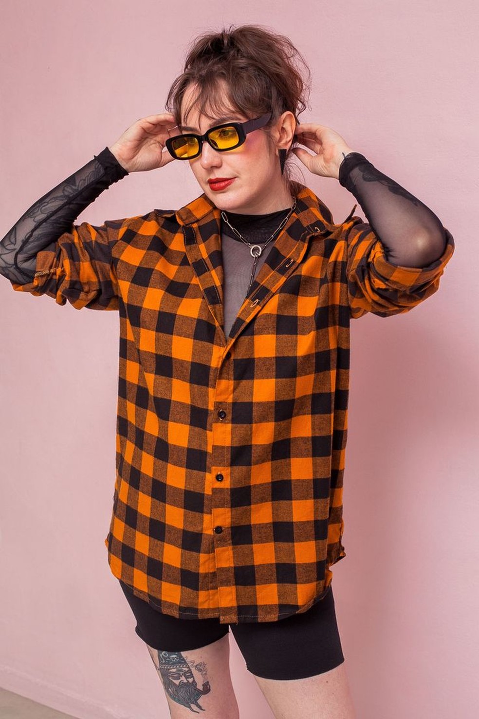 Aposte em tons quentes para um look com camisa xadrez ainda mais ousado e colorido. — Foto: Reprodução/Pinterest @MSAHaus