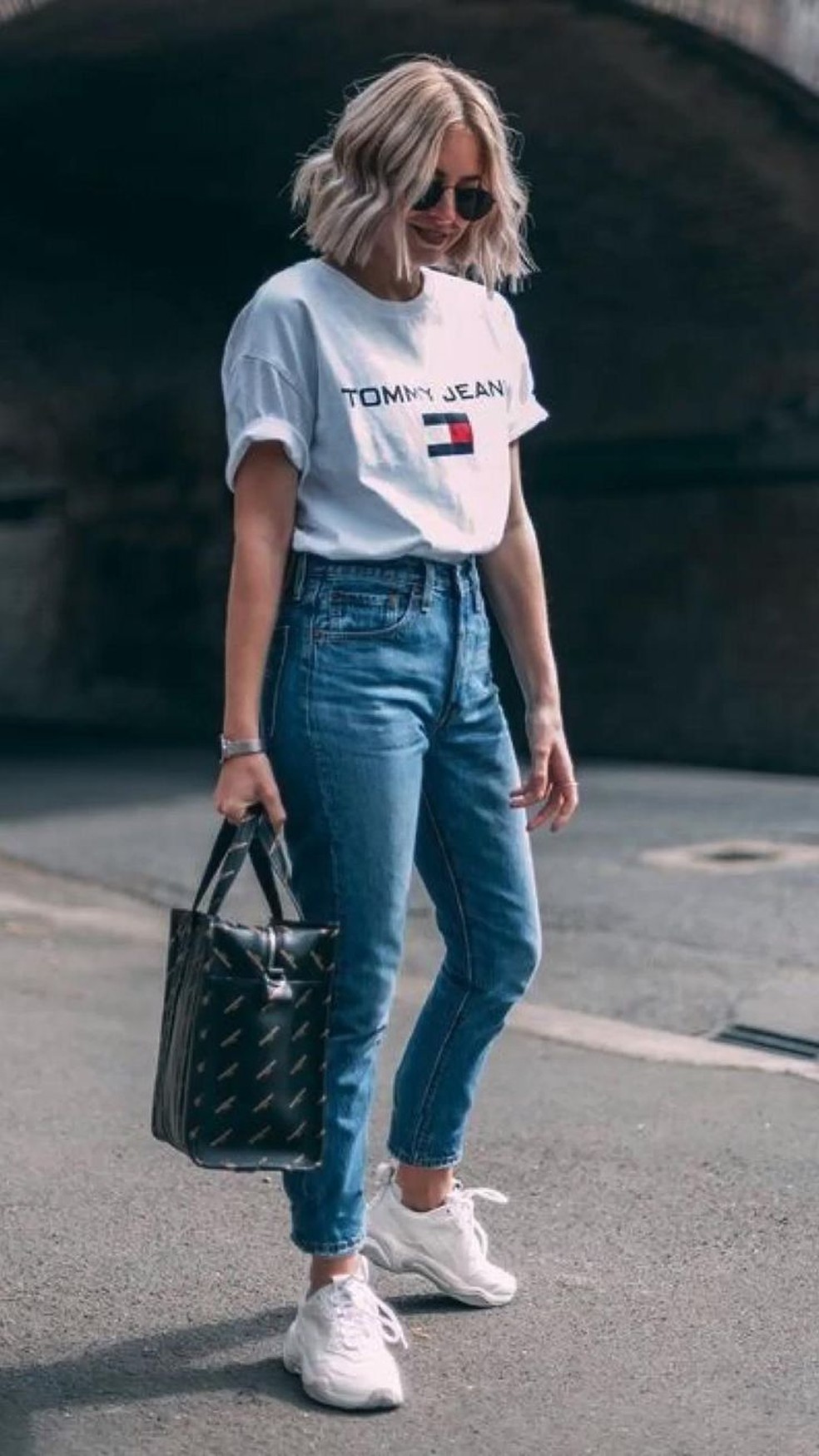 O look com tênis branco e calça jeans é um clássico que continua a se reinventar — Foto: Reprodução/Pinterest @biancapmkt