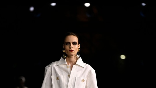 Semana de Moda: Saint Laurent reimagina utilitário com elegância máxima em Paris