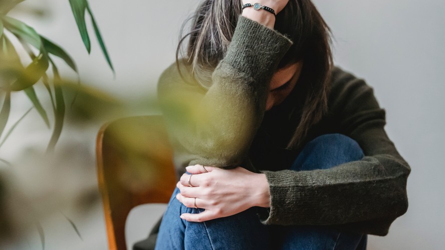 Oscilações hormonais estão relacionadas à depressão em mulheres