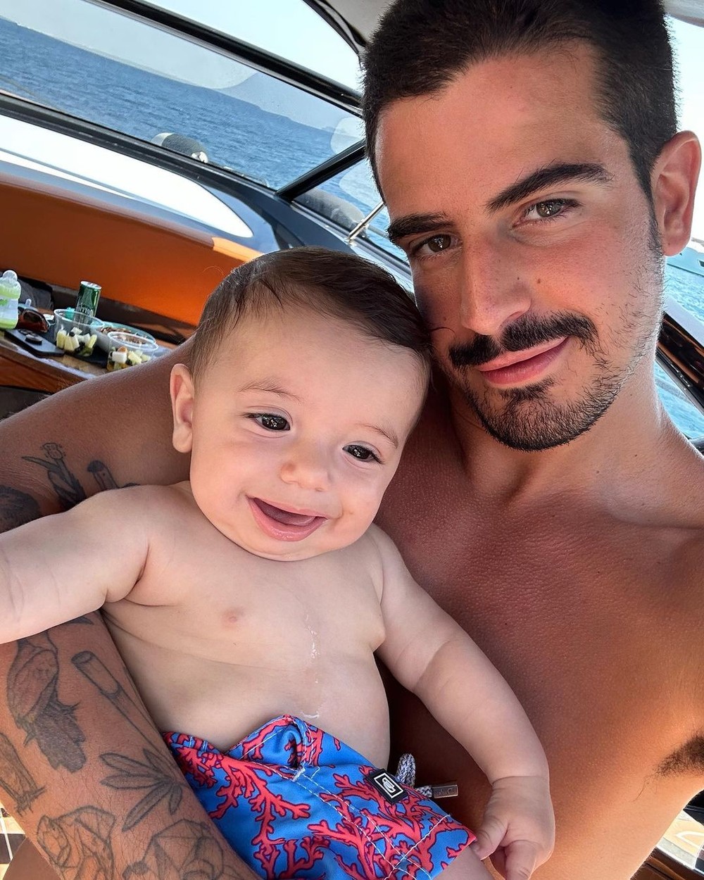 Enzo Celulari abre álbum de férias na Espanha com Claudia Raia e os ...