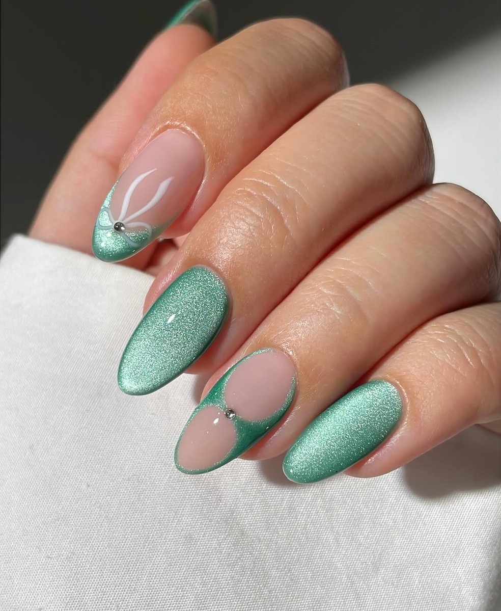Com seu azul - quase verde - suave, esta pedra transmite paz e fluidez — Foto: Reprodução / Instagram @simlynail