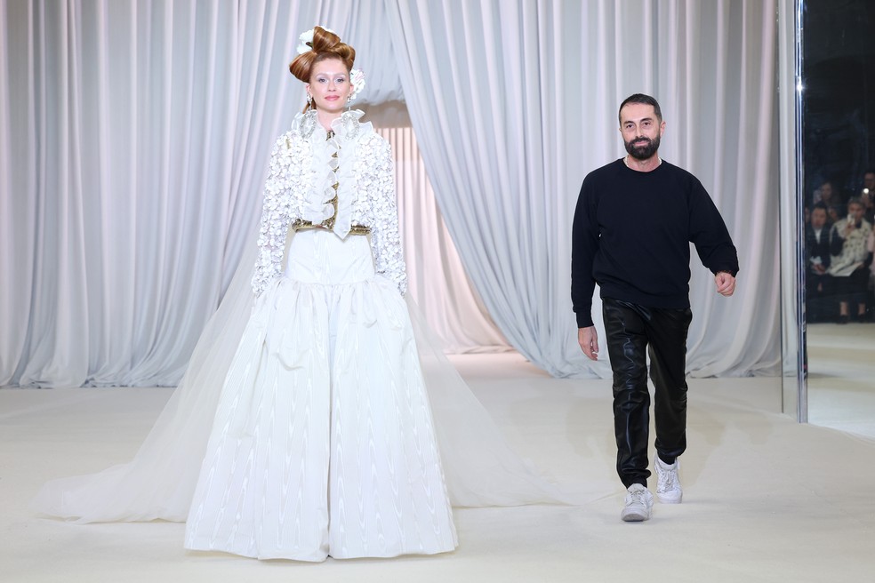 Marina Ruy Barbosa encerra desfile de Giambattista Valli em Paris — Foto: Getty