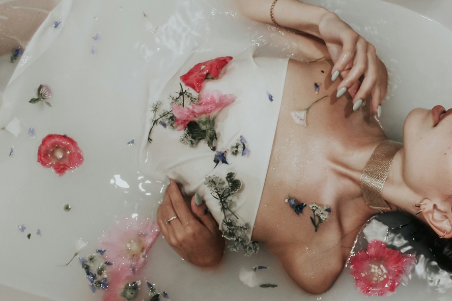 Skincare íntimo é o novo banho premium: 6 produtos, de balms a esfoliantes, para focar no seu bem-estar e conforto sem pressão estética