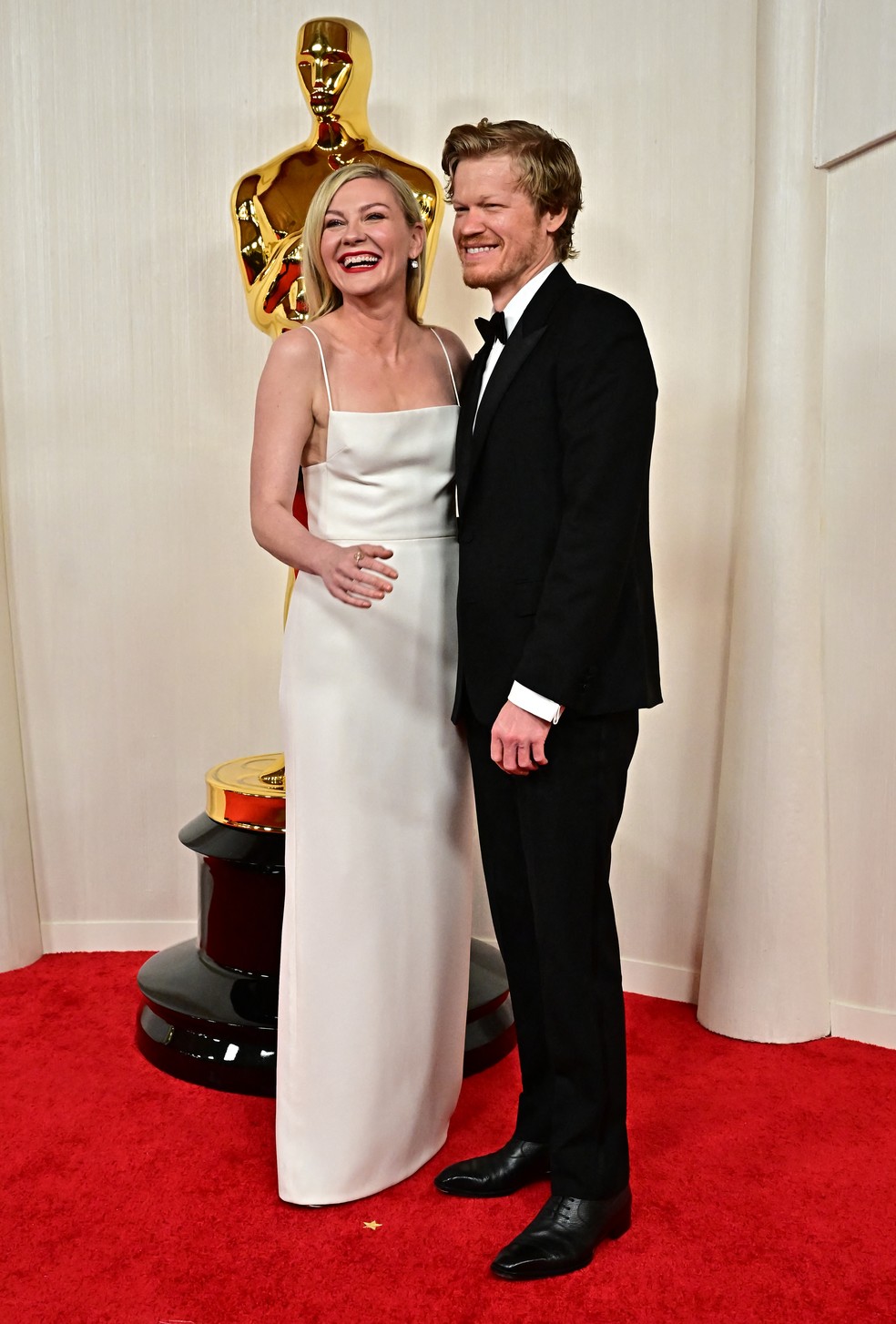 Kirsten Dunst veste Gucci ao lado de Jesse Plemons no Oscar 2024 — Foto: Getty Images