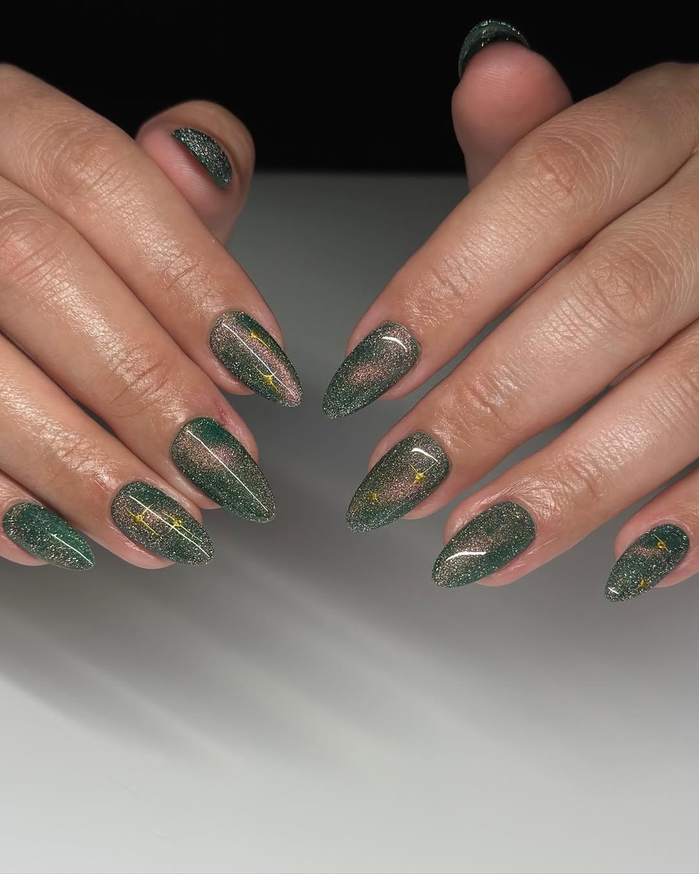 Elegante e luxuosa, a esmeralda combina com acabamentos metálicos — Foto: Reprodução / Instagram @glamnailsbykayla
