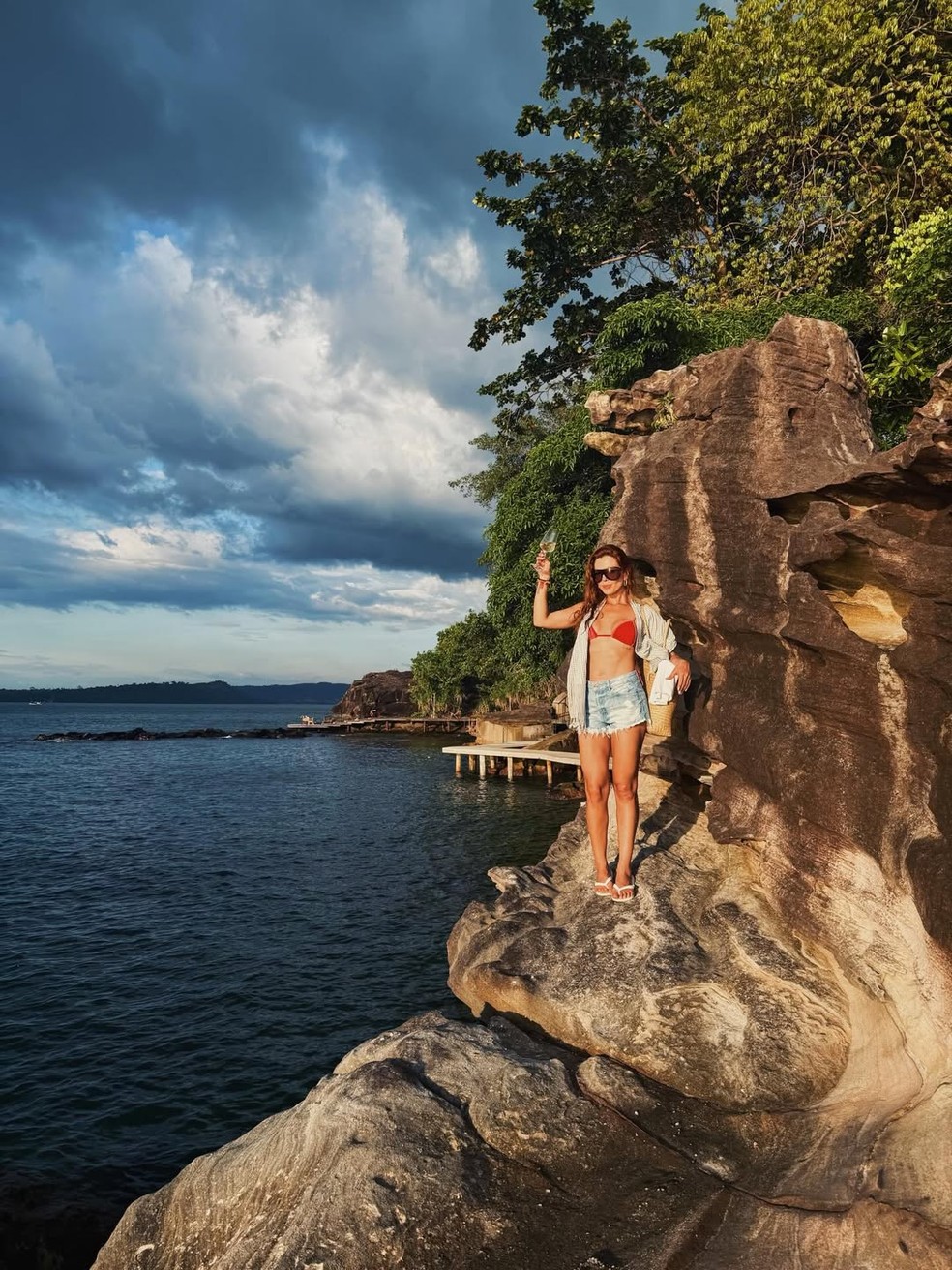 Em viagem romântica com o marido, Giovanna Lancellotti curte ilha