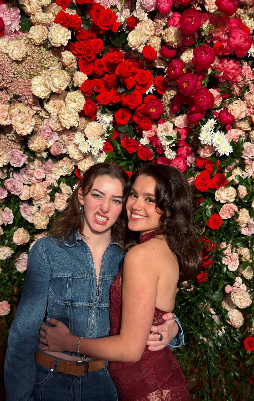 Elisa Annenberg-Paglia mostra momento romântico com a namorada em evento para convidados em NY — Foto: Reprodução/Instagram
