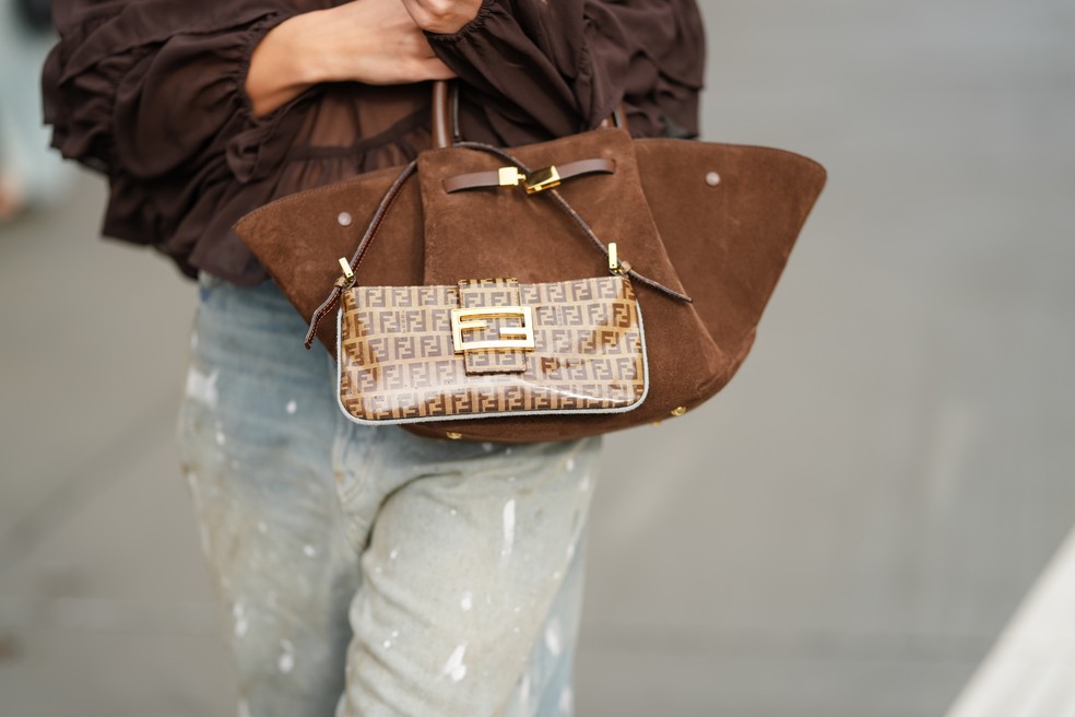 Dose dupla: como usar duas bolsas no mesmo look — Foto: Getty Images