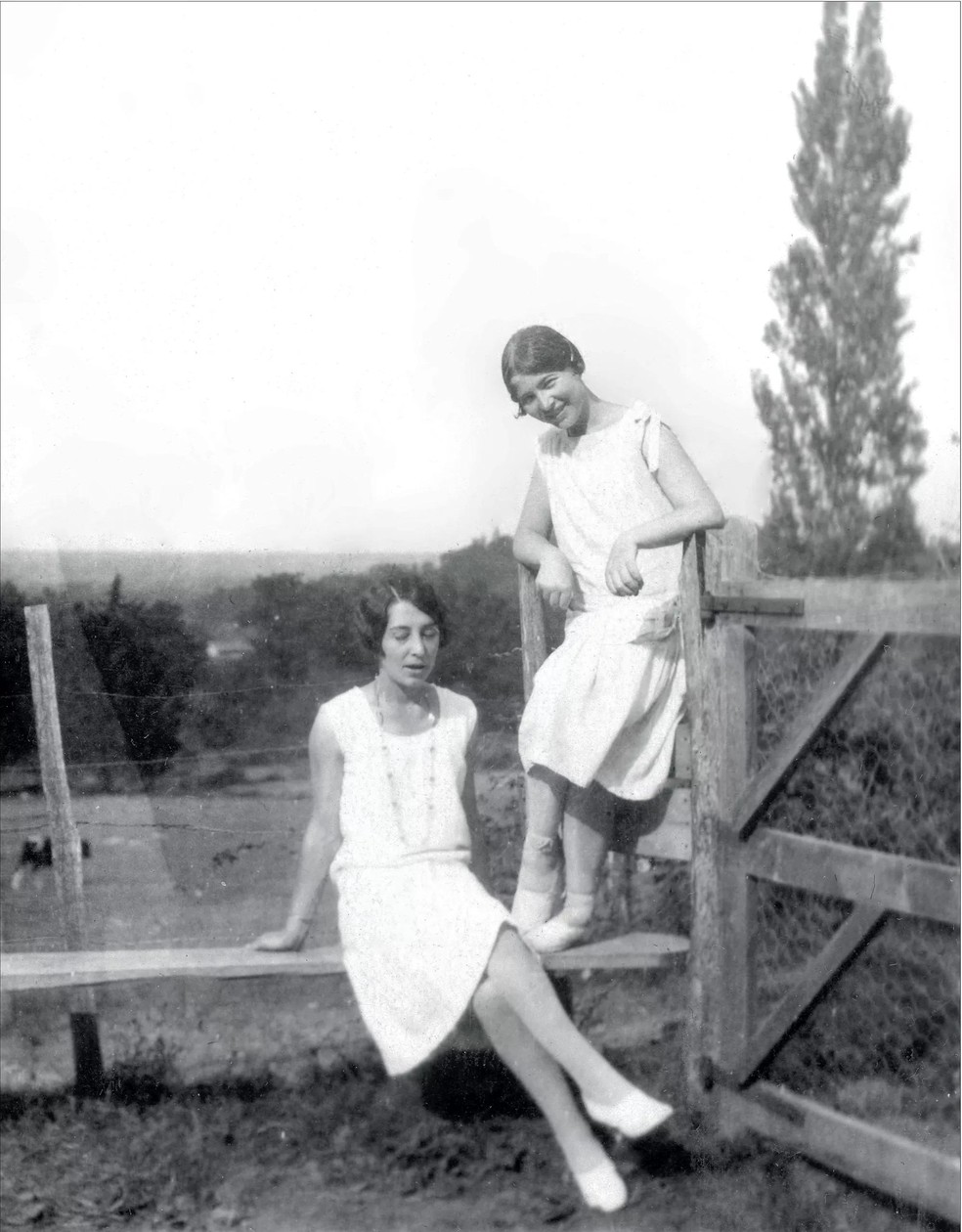Zazá e Simone de Beauvoir, em Gagnepan, sudoeste da França, em 1928 (Foto: Association Elisabeth Lacoin/L'Herne) — Foto: Marie Claire