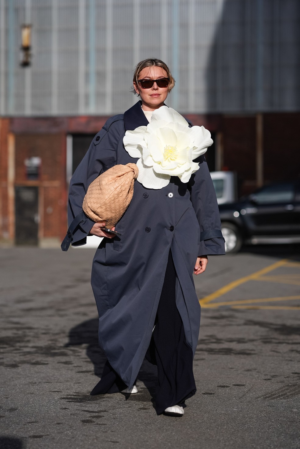 Copenhagen Fashion Week tem street style com sobreposições, jeans, monocromáticos e, acima de tudo confortáveis: os destaques são as bolsas carregadas pelas convidada — Foto: Getty Images