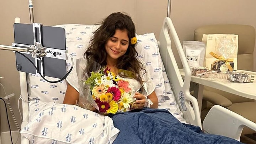 A atriz Isadora Cruz sentiu febre, calafrios e dor por causa da infecção nos rins