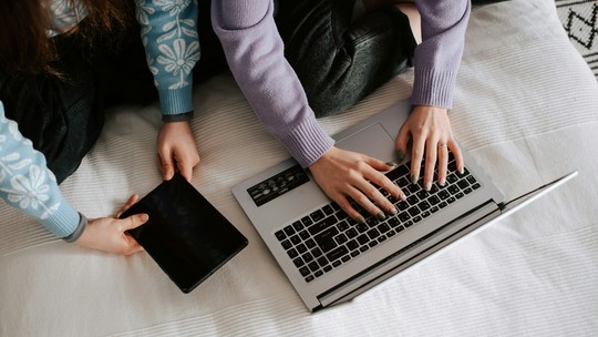 OpenAI lança guia para pais educarem adolescentes sobre uso de IA: 'Não queremos ChatGPT sem limites' OpenAI lança guia para pais educarem adolescentes sobre uso de IA: 'Não queremos ChatGPT sem limites'