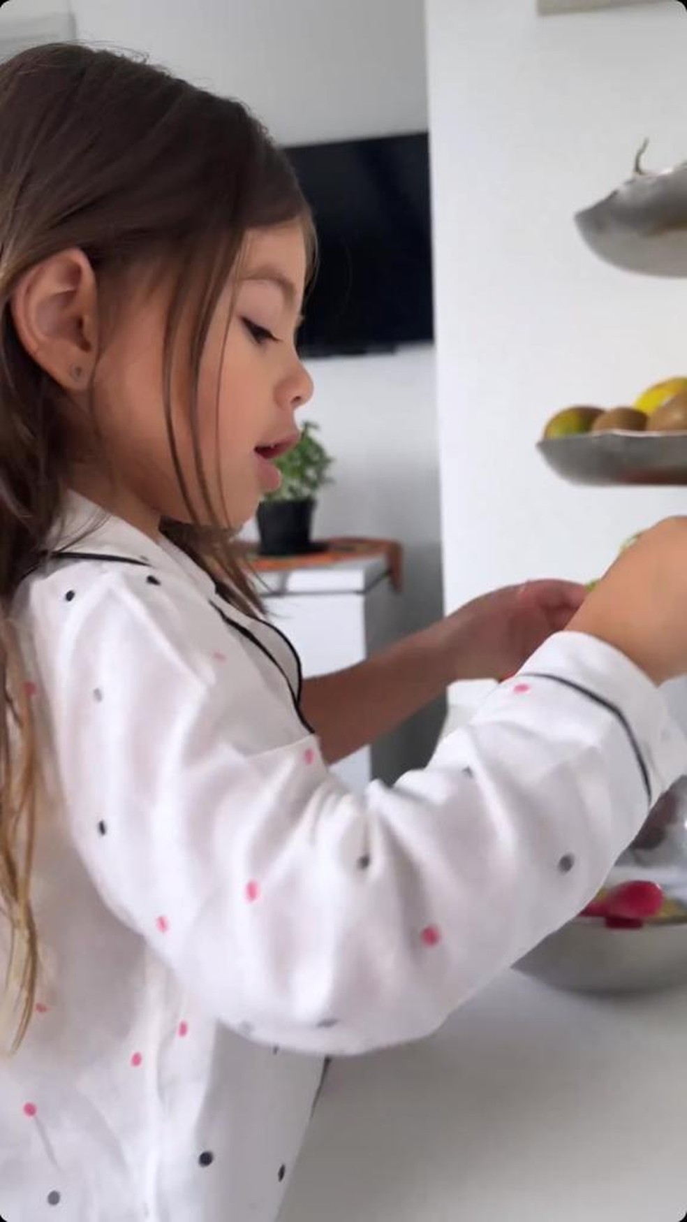 Sabrina Sato mostra Zoe preparando cookies — Foto: Reprodução/Instagram