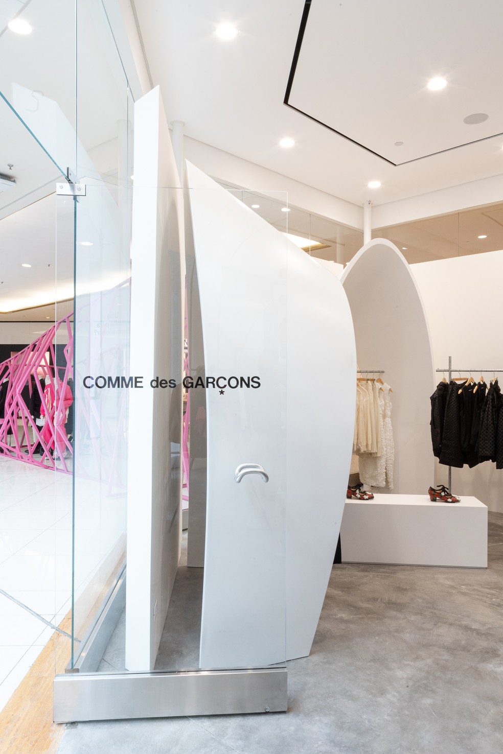 Comme des Garçons inaugura primeira loja no Brasil com projeto