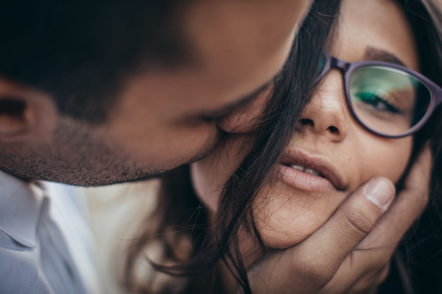 Mulheres contam suas experiências e sexóloga explica de onde vem esse tesão pelos xingamentos no sexo