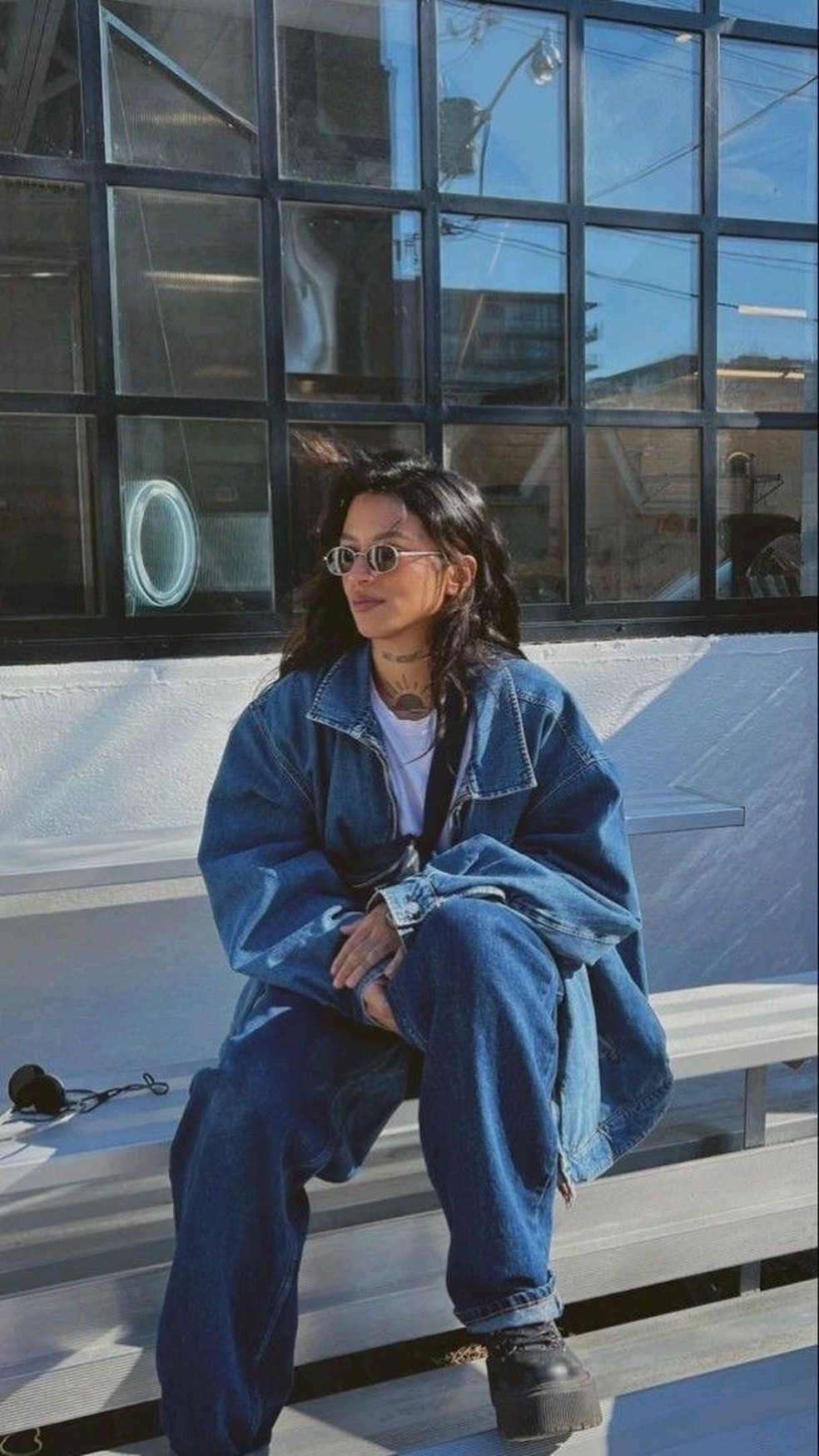 Combinando com diferentes estilos, a calça mom jeans é versátil para se ter no armário. — Foto: Reprodução/Pinterest @anetrends