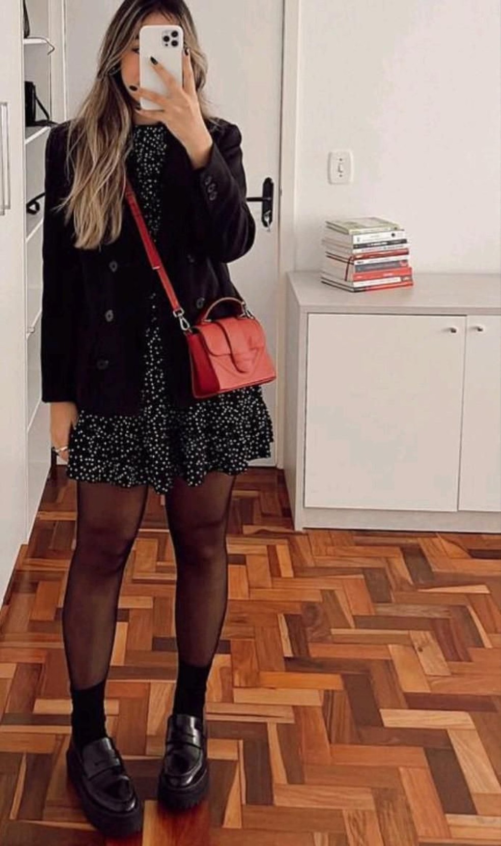 Esfriou? Veja looks com meia-calça preta para apostar no inverno