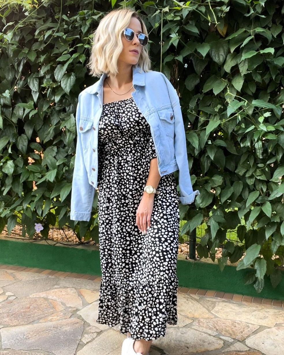 O vestido leve, seja ele de algodão, seda ou chiffon, traz suavidade e feminilidade ao look, enquanto a jaqueta jeans quebra essa delicadeza, adicionando um toque de atitude e descontração — Foto: Reprodução/Instagram @lizeemodafeminina